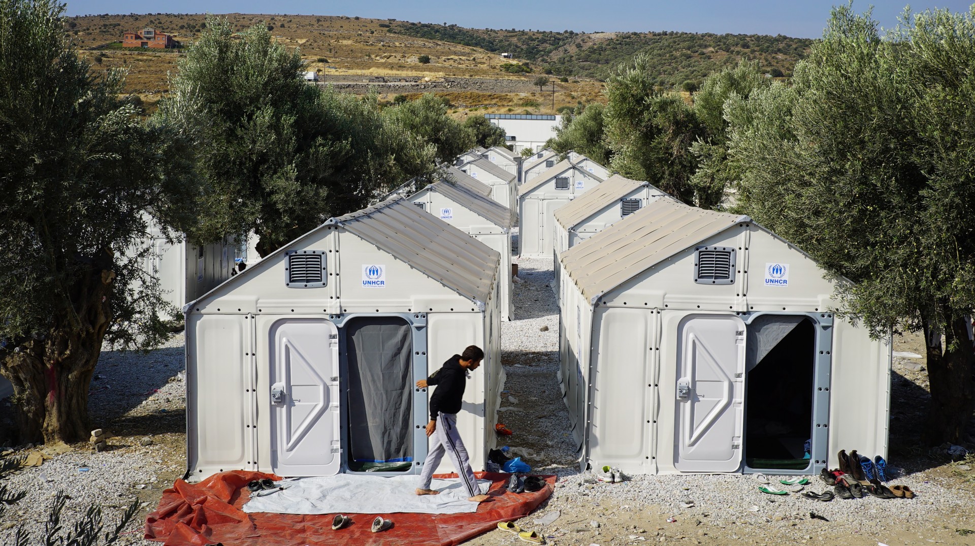 ветхий многоквартирный дом. лагерь для беженцев «shelter on the edge». бараки в ссср. расселение аварийного жилья в якутске. временная жилплощадь.