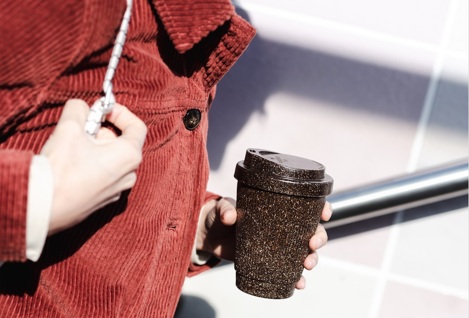 Café para llevar abierto en vaso de cartón